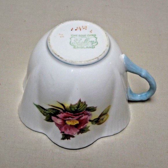 Shelley Fine Bone China England Dainty Begonia Footed Tea Cup and Saucer - Picture 12 of 12